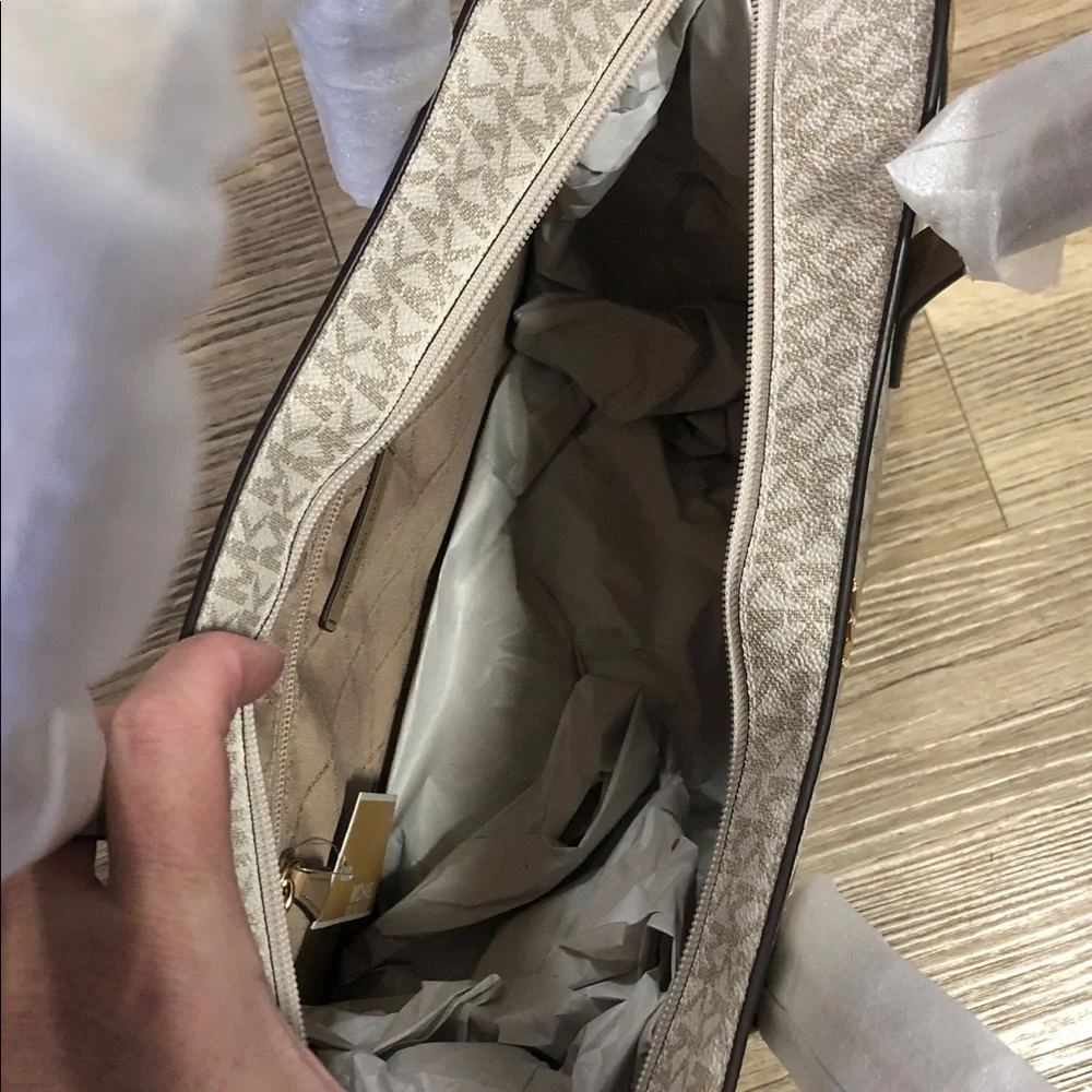 New Michael Kors Cream and Gold Large Tote Bag - Picture 8 of 14